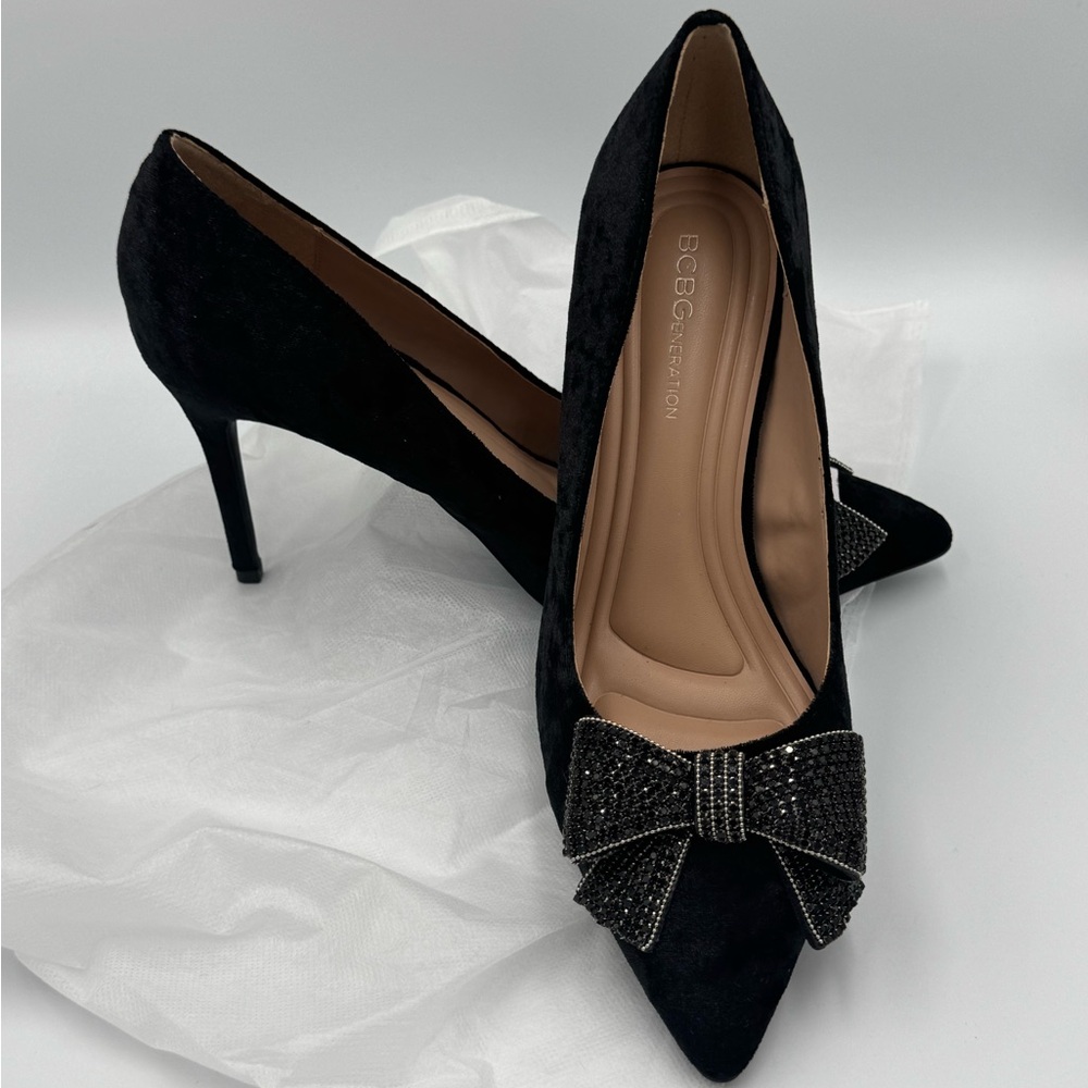 BCBGeneration black pointed toe pumps w/rhinestone bow size 9 new without box